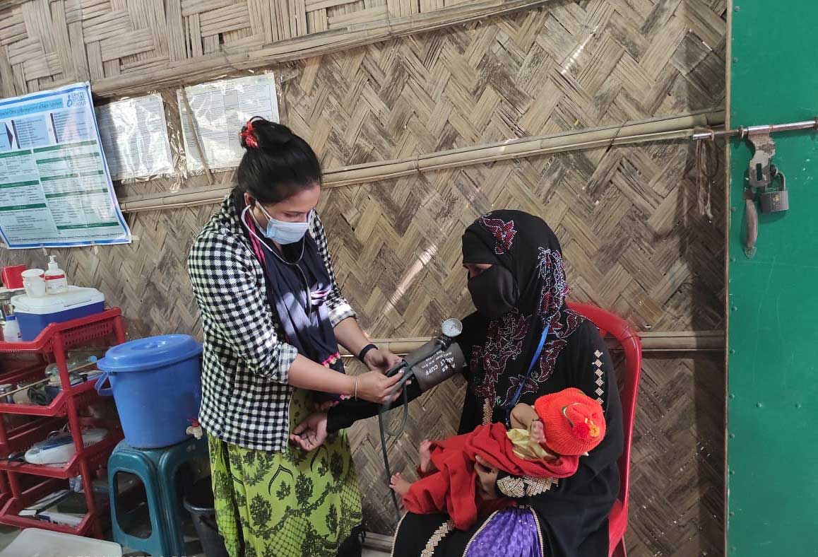 Female-doctor-with-mother-and-child